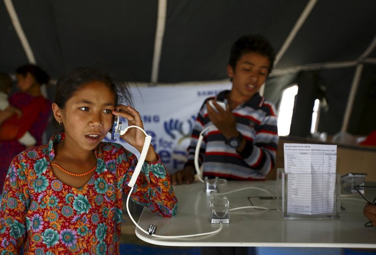 Жительница Непала разговаривает по телефону в Катманду