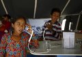Жительница Непала разговаривает по телефону в Катманду