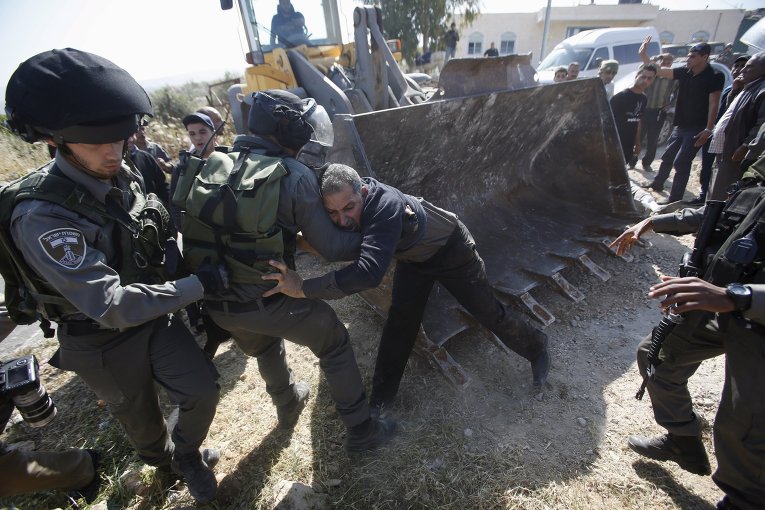 Израильская полиция снесла сельхозугодия в селе Соба. Согласно данным, владельцы территорий не имели необходимых разрешений. В результате сноса между правоохранительными органами и палестинцами произошел конфликт.