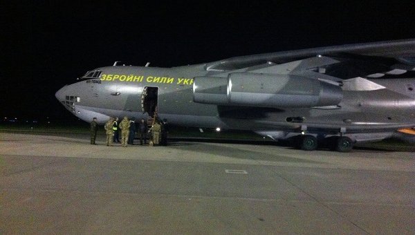 Самолет Ил-76, на котором были эвакуированы украинцы