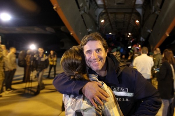 Зорян Шкиряк возле самолета Минобороны с эвакуированными из Непала украинцами
