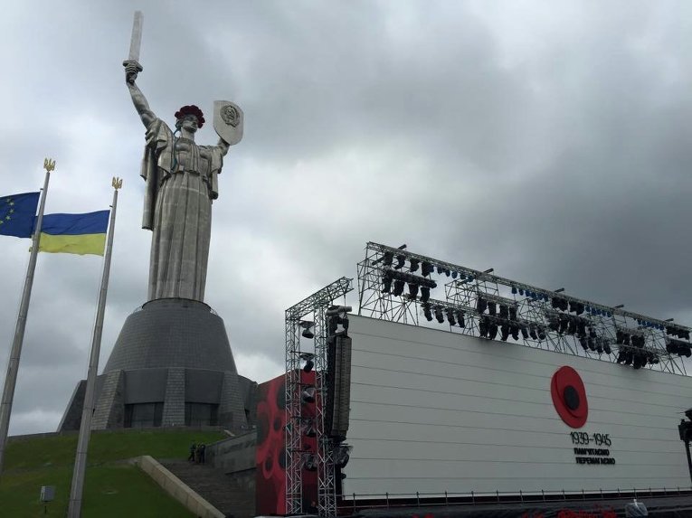 Монумент Родина-мать в Киеве 8 мая 2015 года