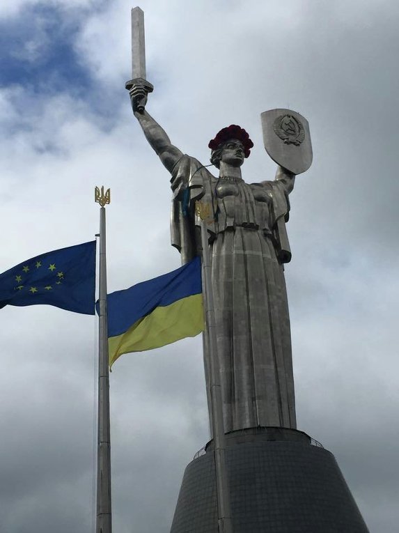 Монумент Родина-мать в Киеве 8 мая 2015 года
