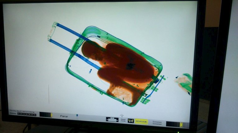 Гражданская гвардия Испании обнаружила в одном из чемоданов на государственной границе в Сеуте 8-летнего африканского мальчика.