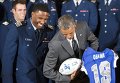 Президент США Барак Обама шутит с футболистом Военно-воздушной академии Кристианом Спирсом.