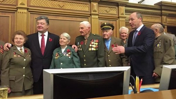 Петр Порошенко и ветераны УПА во время торжественного заседания Верховной Рады 8 мая 2015 г.