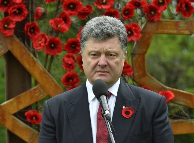 Петр Порошенко на фоне инсталляции Украина... Война...