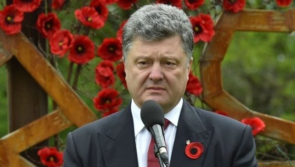 Петр Порошенко на фоне инсталляции Украина... Война...