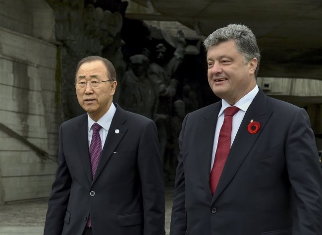 Генсек ООН Пан Ги Мун и Петр Порошенко на территории Музея ВОВ в Киеве