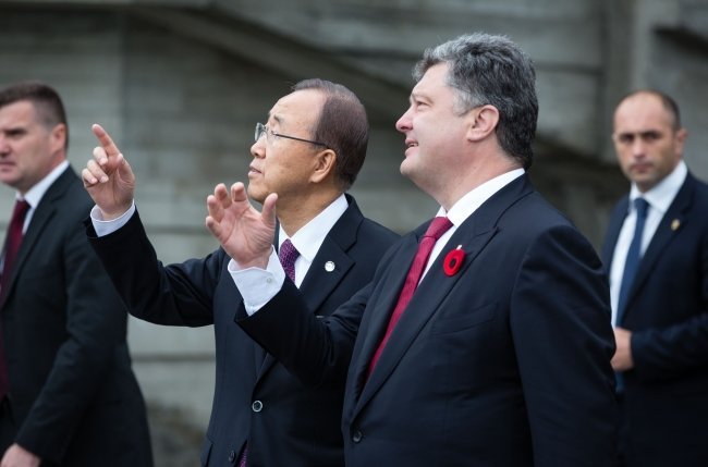 Генсек ООН Пан Ги Мун и Петр Порошенко на территории Музея ВОВ в Киеве