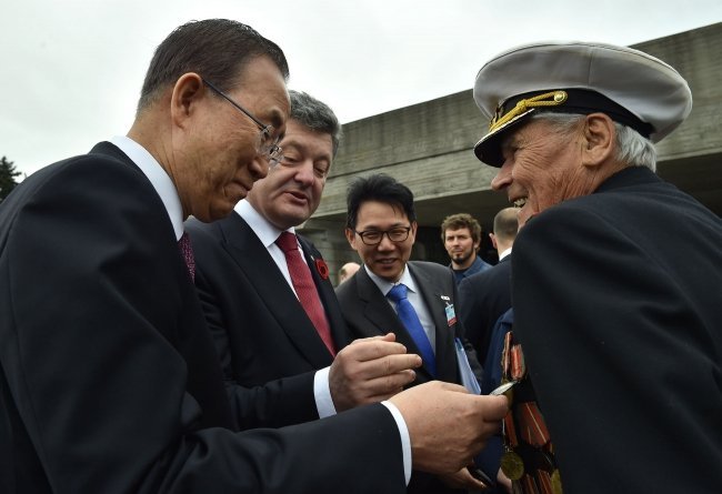 Генсек ООН Пан Ги Мун и Петр Порошенко общаются с ветеранами в Киеве