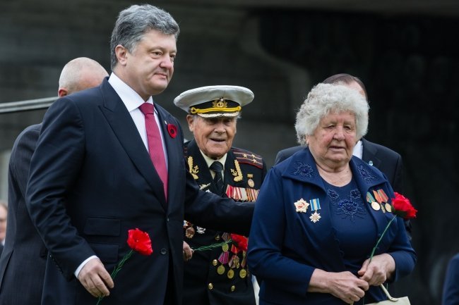 Петр Порошенко общается с ветеранами в Киеве