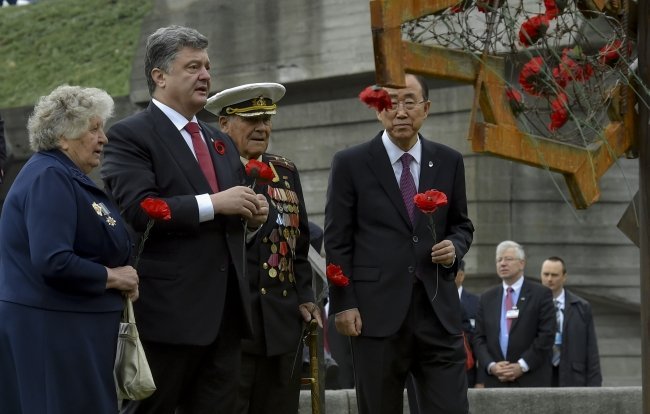 Генсек ООН Пан Ги Мун, Петр Порошенко и ветераны в Музее ВОВ в Киеве