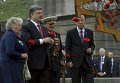 Генсек ООН Пан Ги Мун, Петр Порошенко и ветераны в Музее ВОВ в Киеве