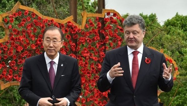 Генсек ООН Пан Ги Мун, Петр Порошенко на фоне инсталляции Украина... Война...