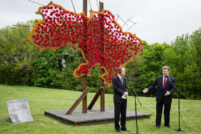 Генсек ООН Пан Ги Мун, Петр Порошенко на фоне инсталляции Украина... Война...