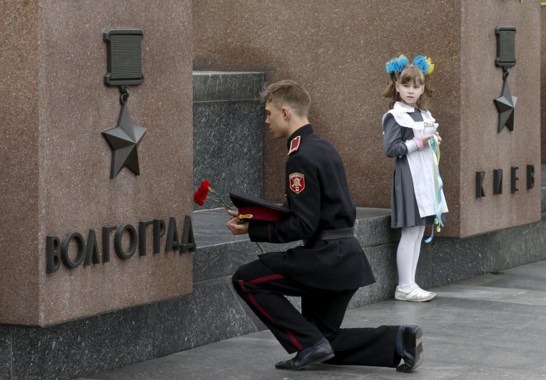 Украинский курсант возложил цветы в музее Великой Отечественной войны во время патриотического форума Два поколения - две войны в Киеве.