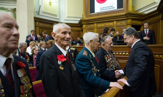 Ветераны ВОВ и Петр Порошенко на торжественном заседании Верховной Рады