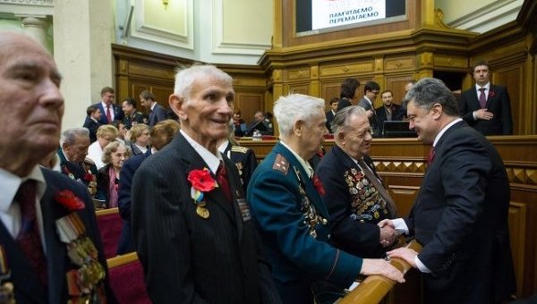 Ветераны ВОВ и Петр Порошенко на торжественном заседании Верховной Рады