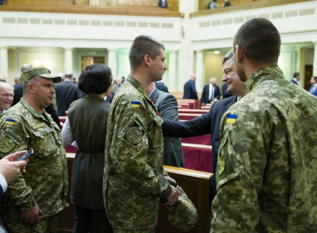 Бойцы АТО и Петр Порошенко на торжественном заседании Верховной Рады