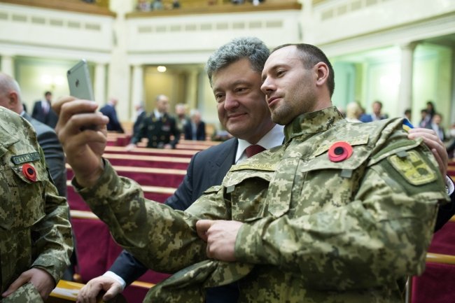 Бойцы АТО и Петр Порошенко на торжественном заседании Верховной Рады