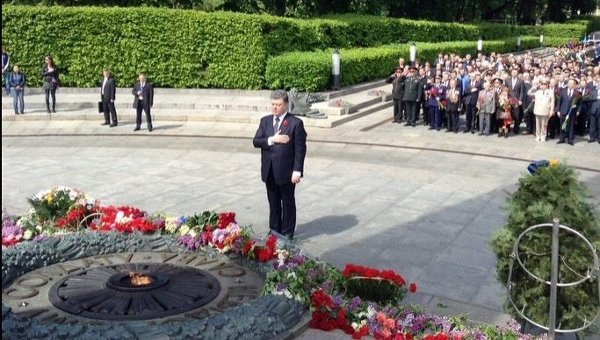 Петр Порошенко в киевском Парке Славы 9 мая 2015 года