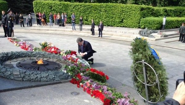 Порошенко возлагает цветы в Парке Славы в Киеве