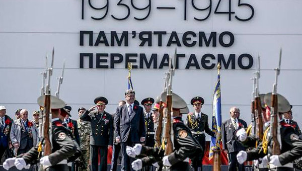 Порошенко принял присягу новобранцев президентского полка