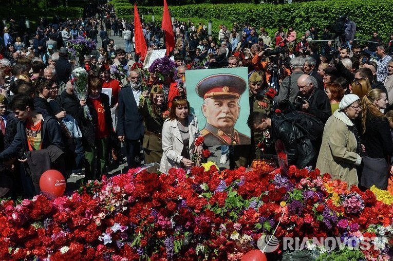 Активисты с портретом Сталина в киевском парке Славы 9 мая 2015 года