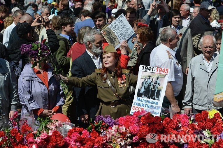 Активисты в плакатами в киевском парке Славы 9 мая 2015 года