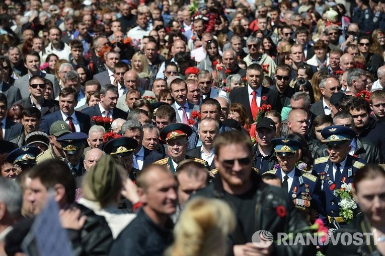 Лидеры Оппозиционного блока в киевском парке Славы 9 мая 2015 года