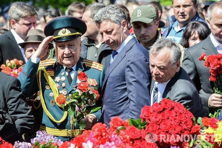 Лидер Оппозиционного блока Юрий Бойко в киевском парке Славы 9 мая 2015 года