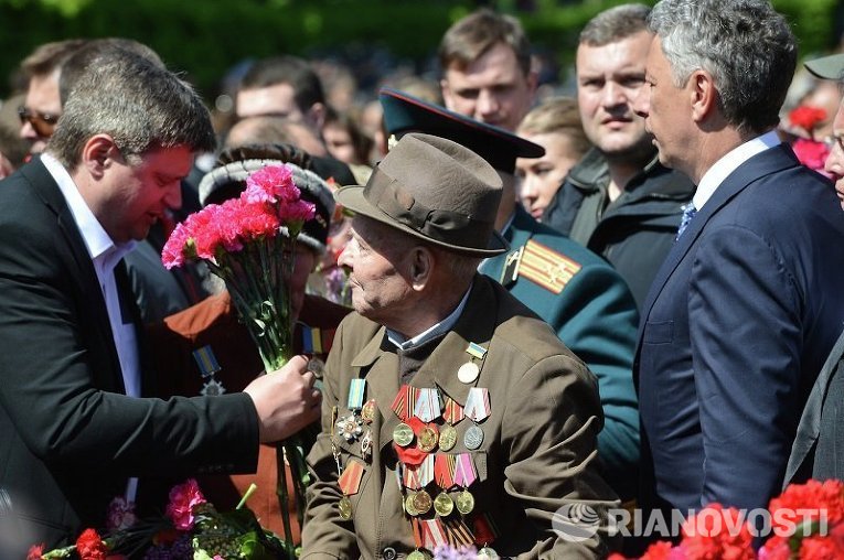 Ветераны и лидеры Оппозиционного блока в киевском парке Славы 9 мая 2015 года
