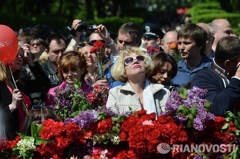 Люди в киевском парке Славы 9 мая 2015 года