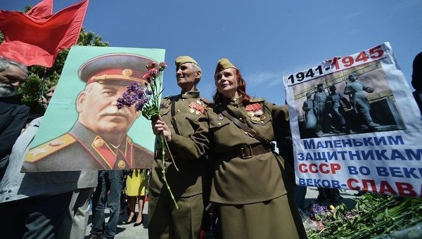 Активисты с портретом Сталина в киевском парке Славы 9 мая 2015 года. Архивное фото