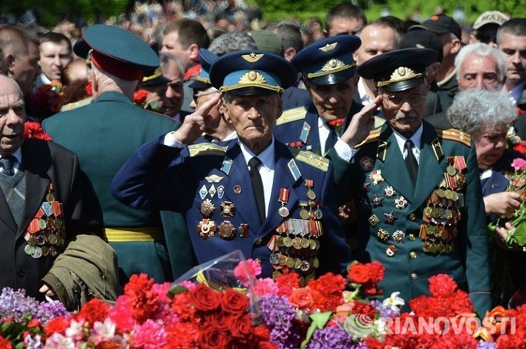 Ветераны в киевском парке Славы 9 мая 2015 года