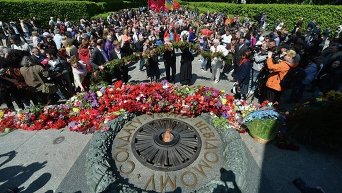 Возложение цветов в киевском парке Славы. Архивное фото
