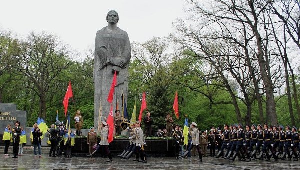 Торжества в Харькове открылись парадом