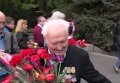 Бойцы добровольческих батальонов и ВСУ вместе с ветеранами торжественно возложили цветы к Мемориалу Славы