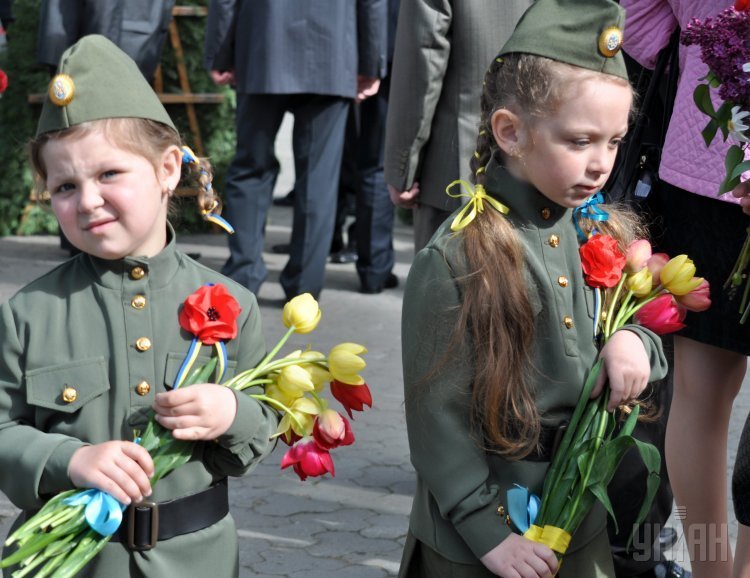 Дети во время торжеств по случаю 70-й годовщины Победы в Хмельницком