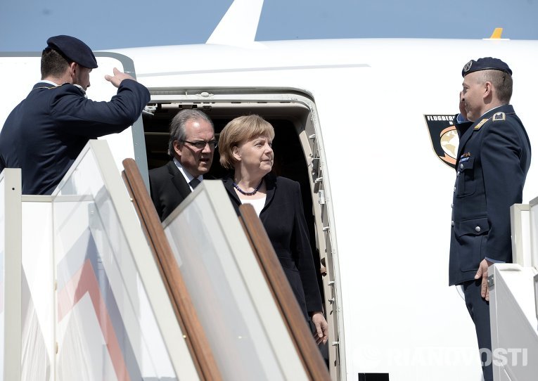 Ангела Меркель выходит из самолета