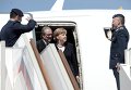 Ангела Меркель выходит из самолета