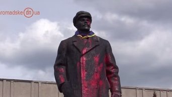 В Славянске активисты закидали памятник Ленину краской