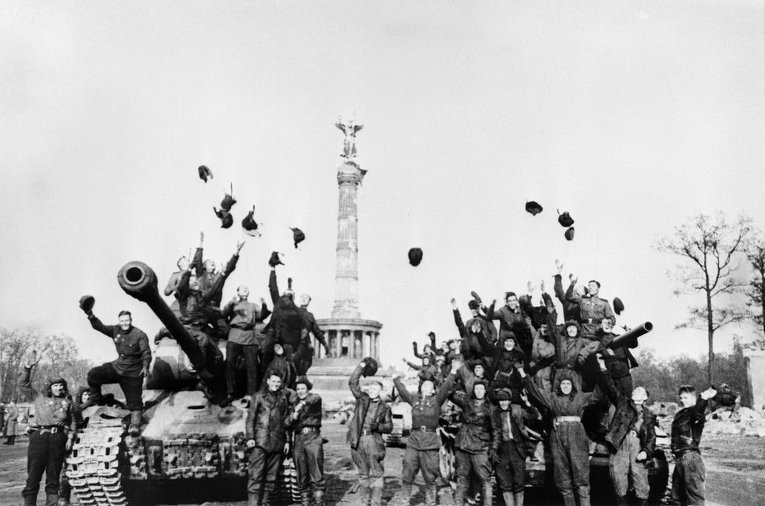 Советские танкисты на ИС-2 и Т-34 радуются победе, Берлин. 9 мая 1945 года. (Архивные фото)