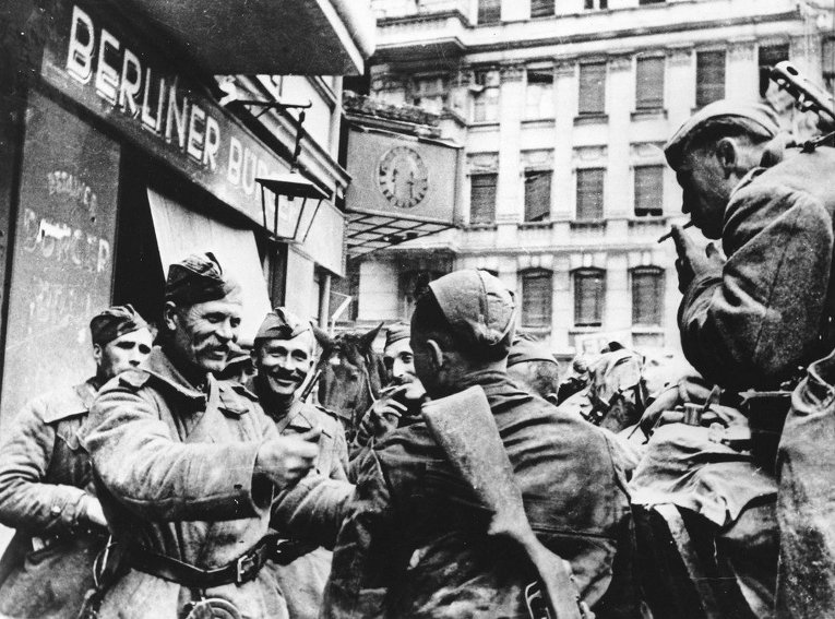 Советские солдаты на улицах Берлина. Май 1945. (Архивные фото)