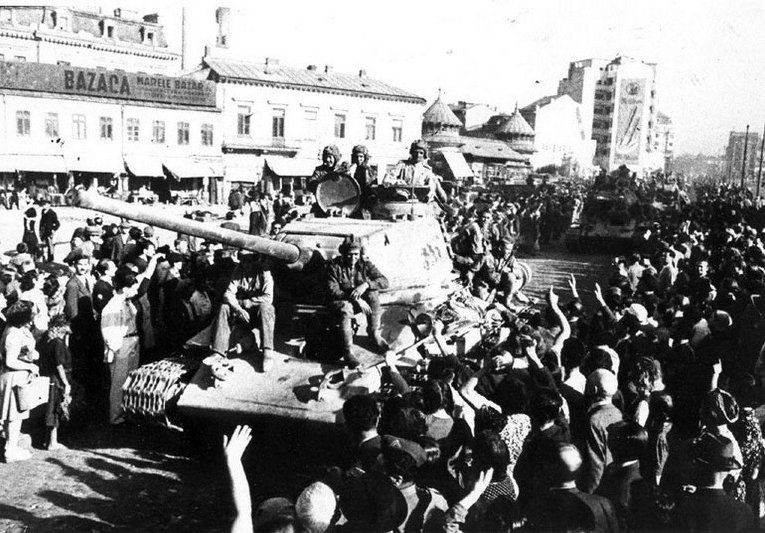 Войска Красной Армии на улицах Бухареста, 1944 год. (Архивные фото)