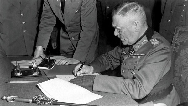 Фельдмаршал Вильгельм Кейтель подписывает Акт о безоговорочной капитуляции Германии, Берлин. 8 мая 1945 года. (Архивные фото)