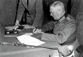 Фельдмаршал Вильгельм Кейтель подписывает Акт о безоговорочной капитуляции Германии, Берлин. 8 мая 1945 года. (Архивные фото)