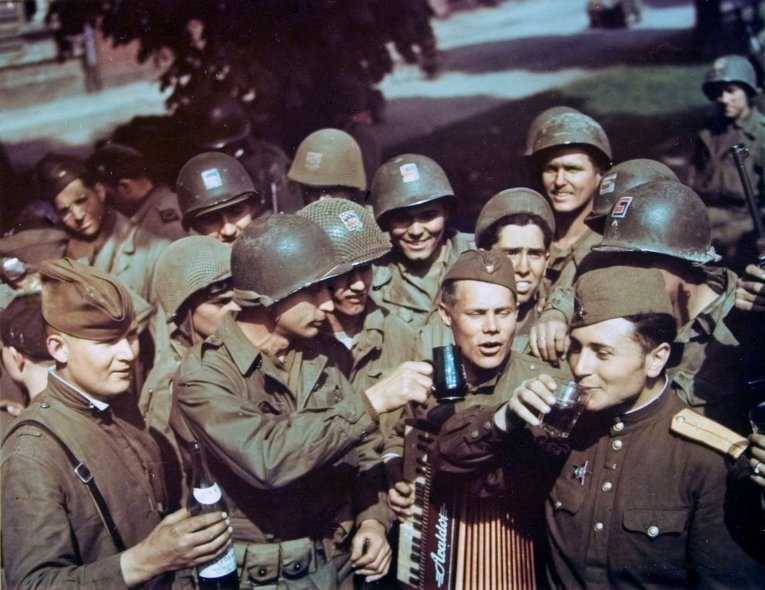 Советские солдаты и офицеры выпивают с американцами за Победу. (Архивные фото)