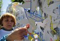 Девочка украшает бумажным голубем инсталляцию Голубь Памяти и Мира, приуроченную к 70-летию Победы